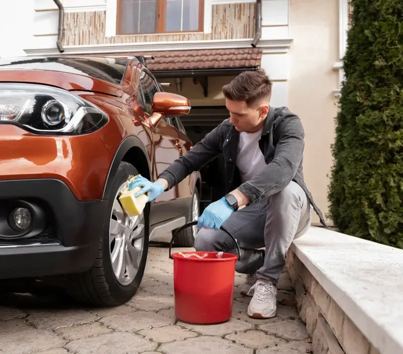 Lavage auto à domicile Le Haillan : professionnel intervenant sur un véhicule